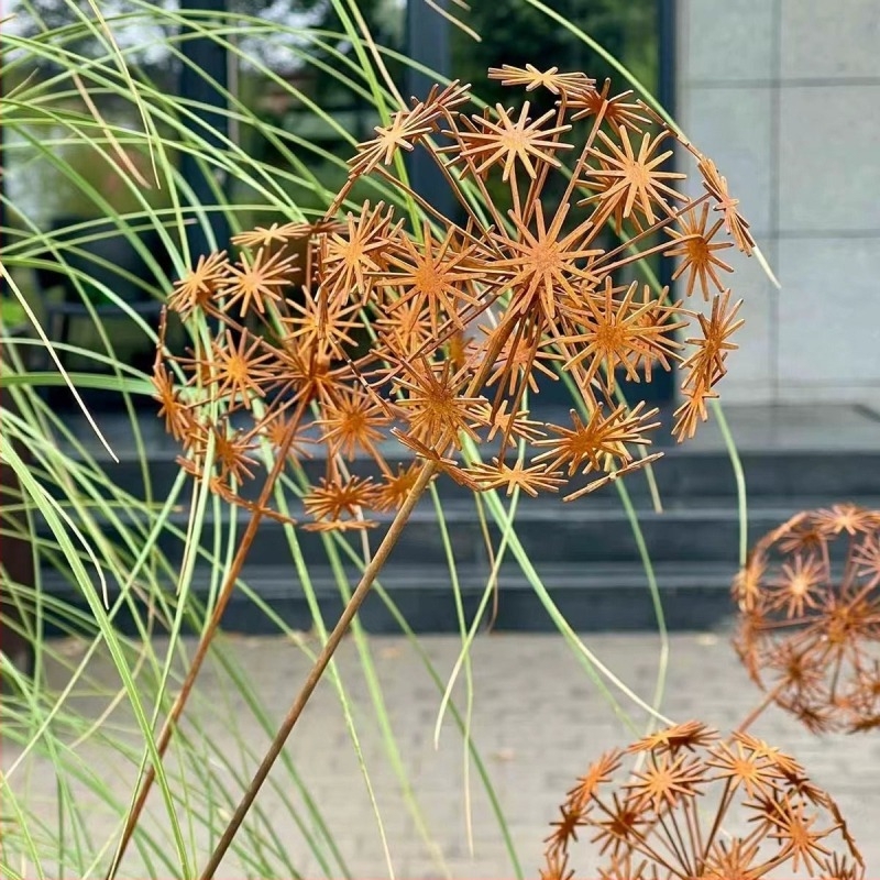 Vas kerti karó virágmotívummal, modern minimalista stílus, modell 12.13.3