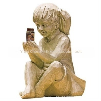 Napelemes műgyanta kerti szobor – fiú és lány figurák, modern minimalist dizájn.