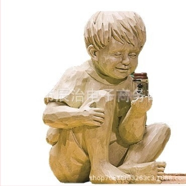 Napelemes műgyanta kerti szobor – fiú és lány figurák, modern minimalist dizájn.