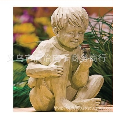 Napelemes műgyanta kerti szobor – fiú és lány figurák, modern minimalist dizájn.