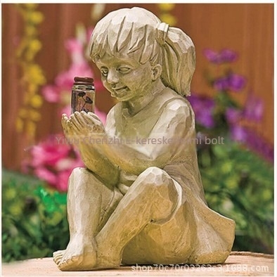 Napelemes műgyanta kerti szobor – fiú és lány figurák, modern minimalist dizájn.