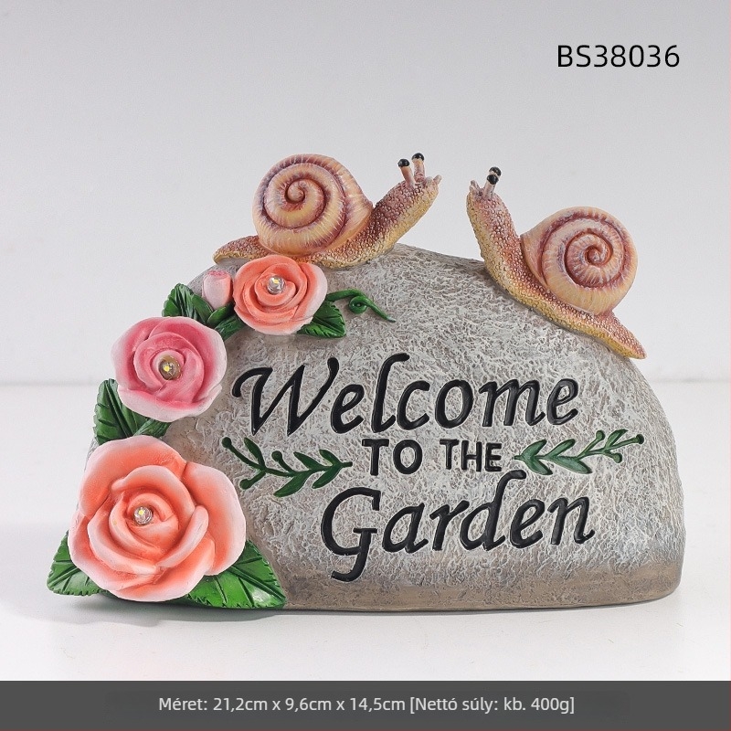 Gyanta kültéri kert-dísz – csiga szobor kő talapzaton a kertben és a gyepen; Készítés: félig kézi és félig mechanikus; Nem ajándék; IP engedély nélkül