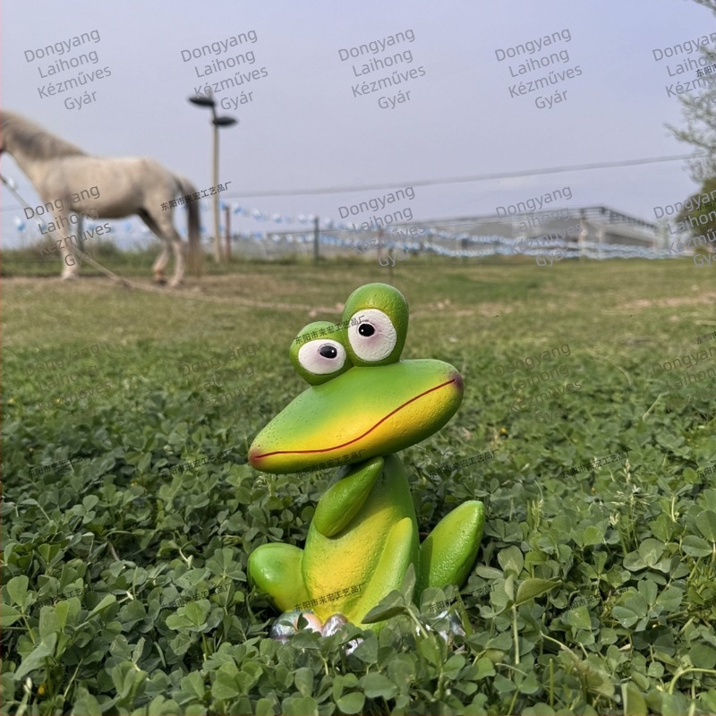 Szintetikus gyanta béka figura kültéri kertdekorációhoz, modern-minimalista stílus
