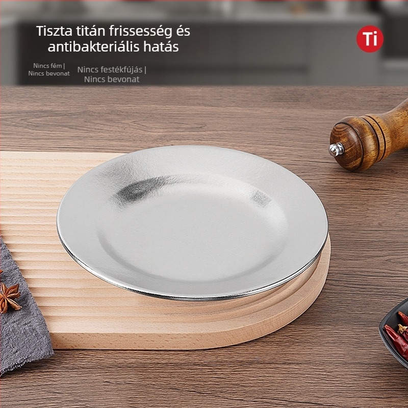 Lapos tál tiszta titánból, kerek, egy darabból formált felülettel, modern minimalist stílus, egyszínű dizájn