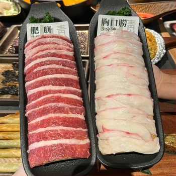 Melamin grill tányér – szabálytalan alak, egyrészes formázott felület, egyszerű dizájn, logó nyomtatás és testreszabás elérhető.