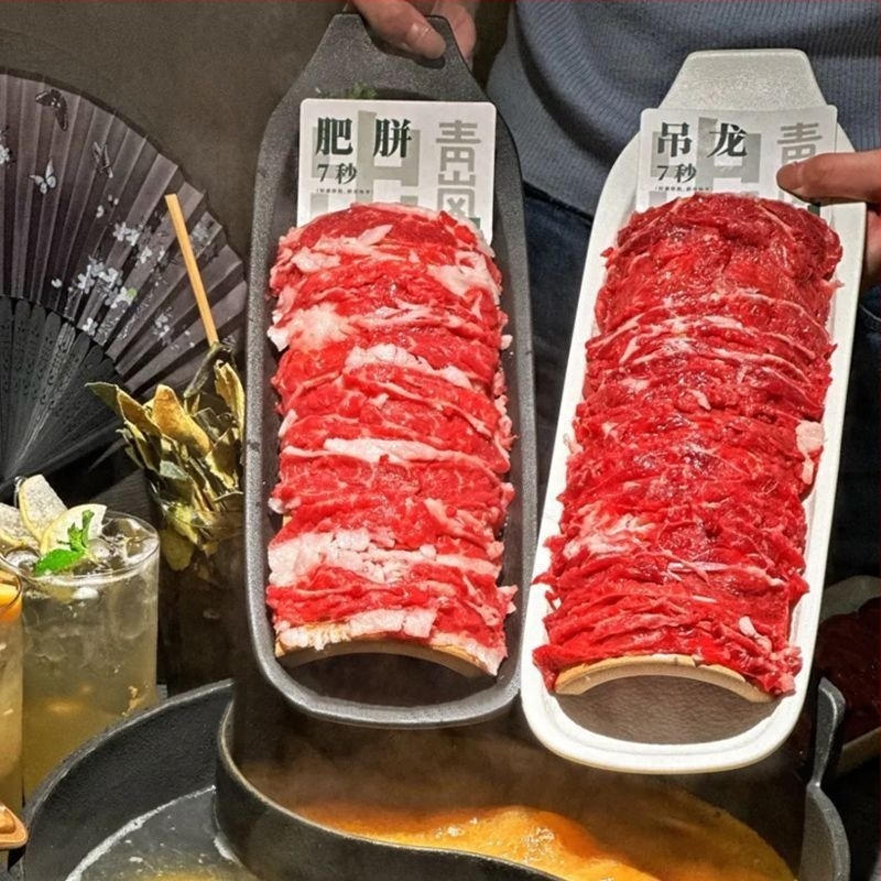 Melamin grill tányér – szabálytalan alak, egyrészes formázott felület, egyszerű dizájn, logó nyomtatás és testreszabás elérhető.