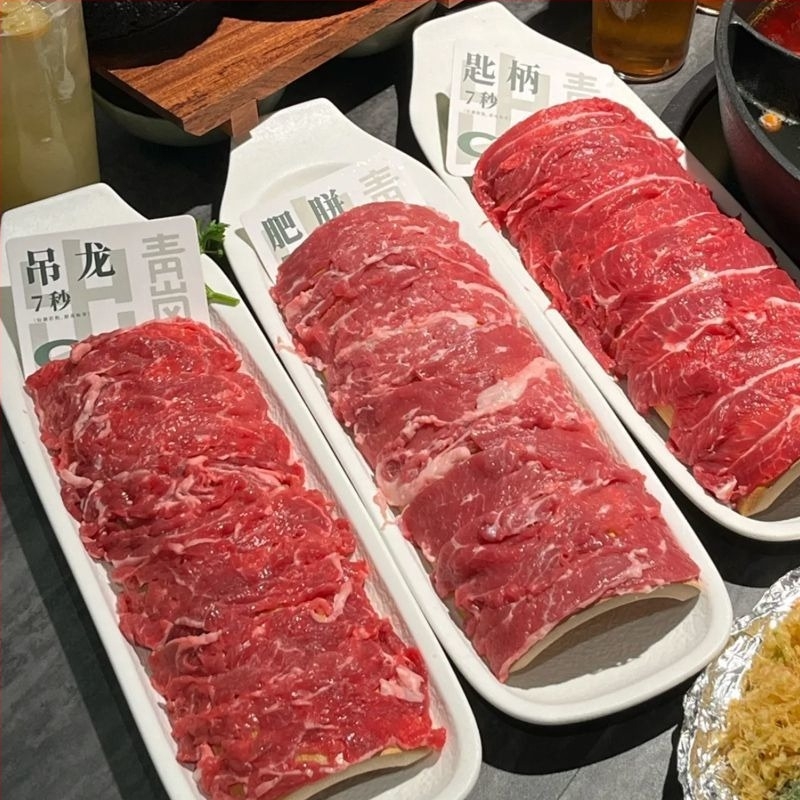 Melamin grill tányér – szabálytalan alak, egyrészes formázott felület, egyszerű dizájn, logó nyomtatás és testreszabás elérhető.