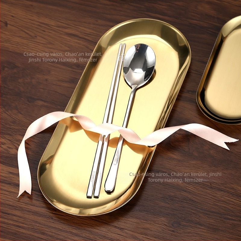 Rozsdamentes acél tál, szabálytalan alak, modern minimalist design, mikrohullámú sütőben használható, felülete elektroplattált