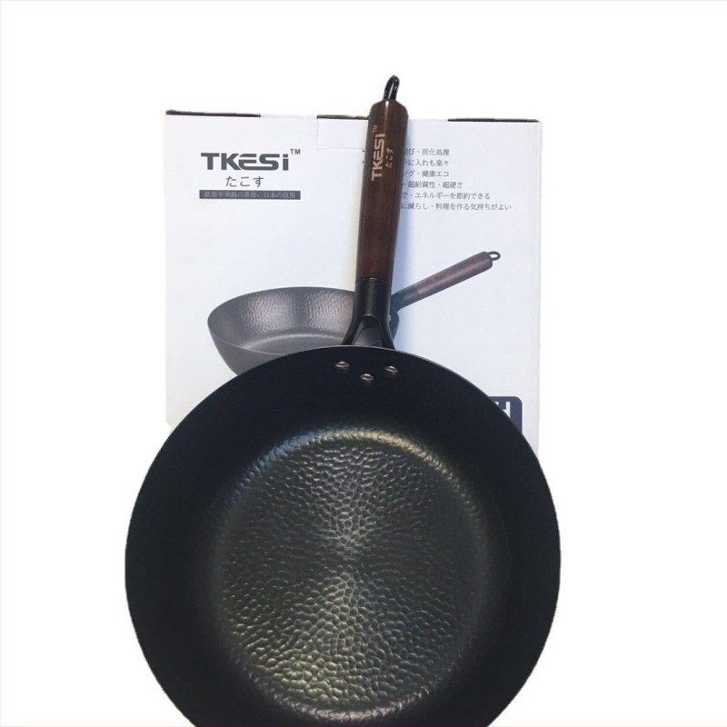 Wok – finom vasból készült, modern minimalista dizájn, bevonat nélküli edény, mélység 7,6 cm, tömeg 1,5 kg