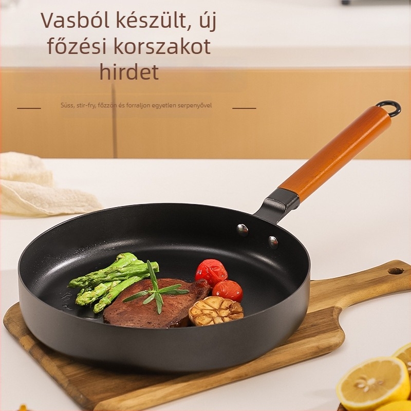Finomvasból készült serpenyő, tapadásmentes bevonattal, kompatibilis gáztűzhellyel és indukciós főzőfelülettel, egyaljú aljzattal, üveges fedővel