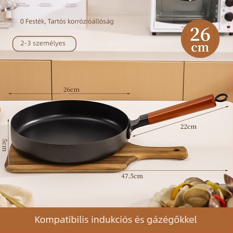 Finomvasból készült serpenyő, tapadásmentes bevonattal, kompatibilis gáztűzhellyel és indukciós főzőfelülettel, egyaljú aljzattal, üveges fedővel