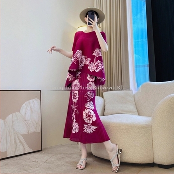 Pliszírozott mintázatú szoknyás kosztüm – irodai elegancia, 3/4-ujjú, midi hosszú szoknya, anyag: akril szál; fő szövet: poliészter 95%+