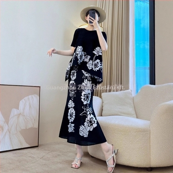 Pliszírozott mintázatú szoknyás kosztüm – irodai elegancia, 3/4-ujjú, midi hosszú szoknya, anyag: akril szál; fő szövet: poliészter 95%+