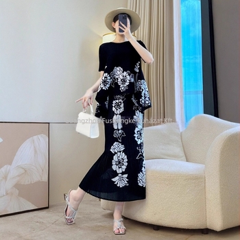 Pliszírozott mintázatú szoknyás kosztüm – irodai elegancia, 3/4-ujjú, midi hosszú szoknya, anyag: akril szál; fő szövet: poliészter 95%+