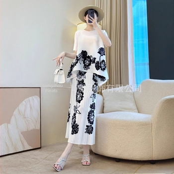 Pliszírozott mintázatú szoknyás kosztüm – irodai elegancia, 3/4-ujjú, midi hosszú szoknya, anyag: akril szál; fő szövet: poliészter 95%+