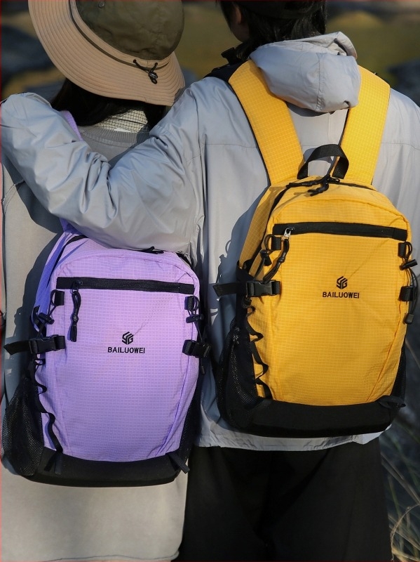 Uniszex utazó és túrahátizsák, ultrakönnyű nylon anyagból, ergonómikus hátsó panel, 8 hüvelykes laptophoz illeszkedik, kapacitás 20 L alatt