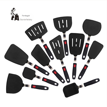 Teppanyaki szilikon spatula rugós acél maggal és műanyag fogantyúval; tapadásmentes, hőálló, égési sérülés elleni.