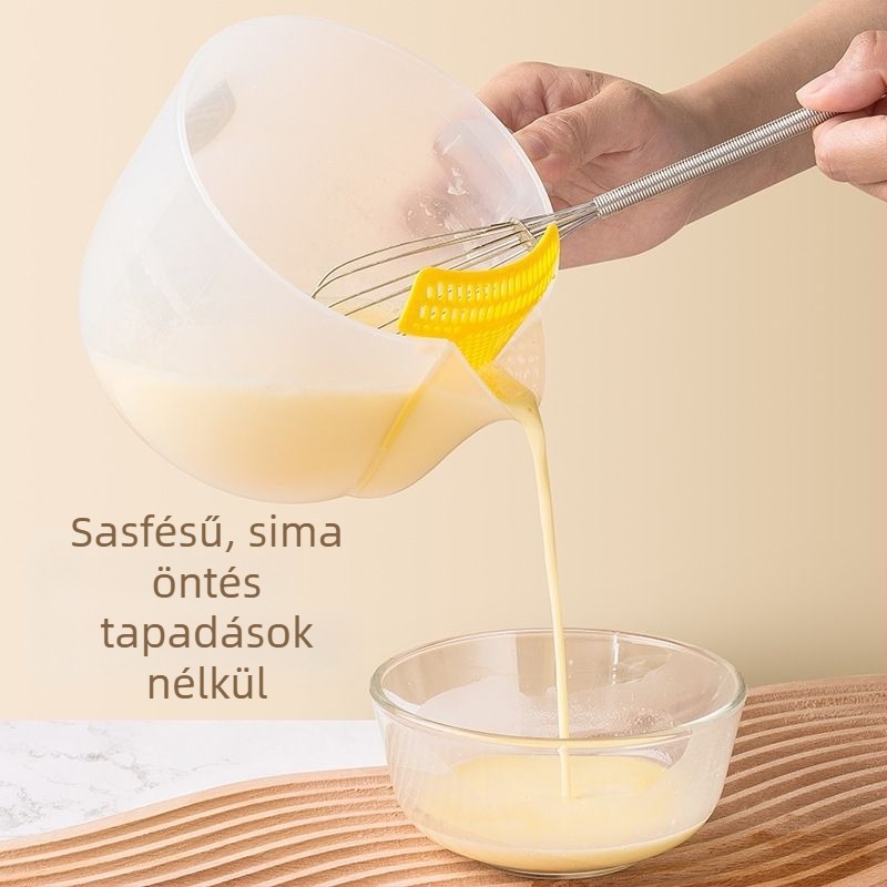 Kézi rizsöblítő szűrő tojáselválasztóval, mérőedény és graduált tál — modern minimalista konyhai eszköz