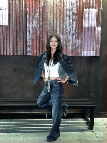 Farmernadrág egyenes szabású denimből, alacsony derekú, 95% pamut és <30% spandex, normál vastagság