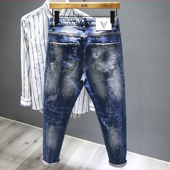 Kontrasztos festékkal díszített farmernadrág, pamut-stretch denim, slim-fit, középmagas derék, cipzáras zárás