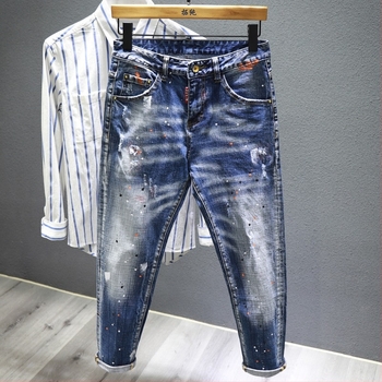 Kontrasztos festékkal díszített farmernadrág, pamut-stretch denim, slim-fit, középmagas derék, cipzáras zárás