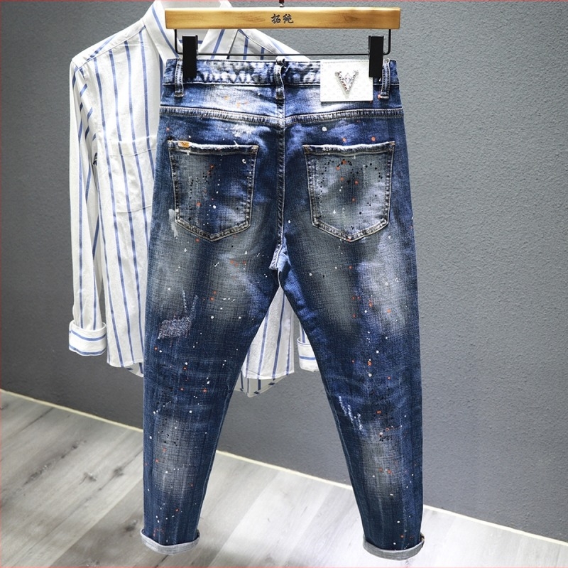 Kontrasztos festékkal díszített farmernadrág, pamut-stretch denim, slim-fit, középmagas derék, cipzáras zárás