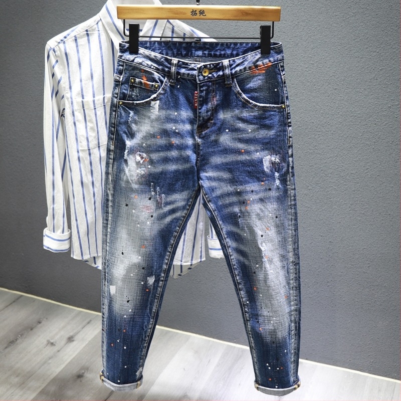 Kontrasztos festékkal díszített farmernadrág, pamut-stretch denim, slim-fit, középmagas derék, cipzáras zárás