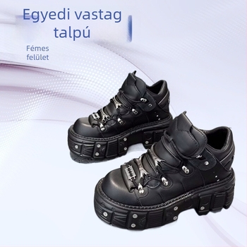 Platform cipő, punk stílus szegecsekkel, felsőrész: tehén split bőr, sarokmagasság 6–8 cm, zárás fűzőkkel