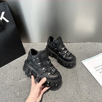 Platform cipő, punk stílus szegecsekkel, felsőrész: tehén split bőr, sarokmagasság 6–8 cm, zárás fűzőkkel