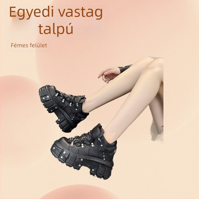 Platform cipő, punk stílus szegecsekkel, felsőrész: tehén split bőr, sarokmagasság 6–8 cm, zárás fűzőkkel