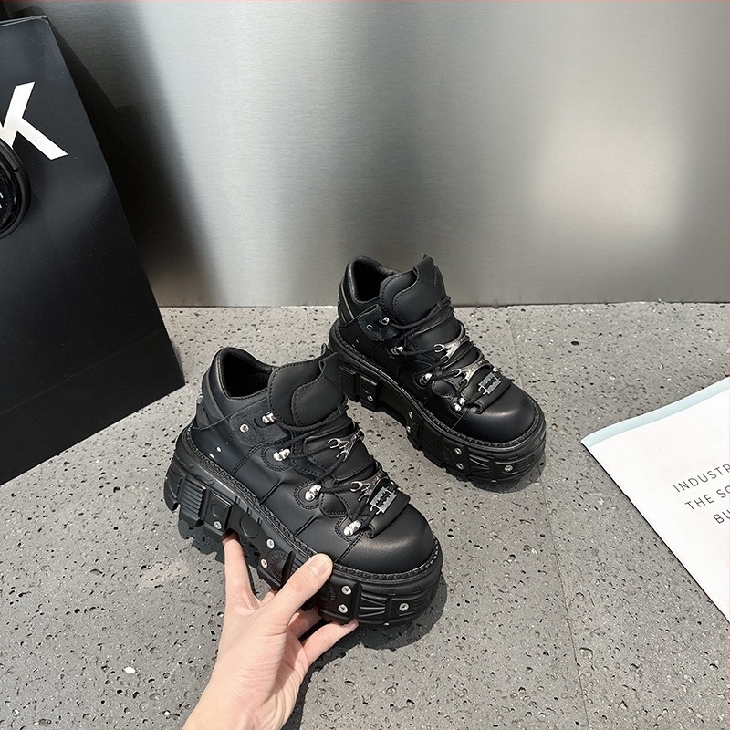 Platform cipő, punk stílus szegecsekkel, felsőrész: tehén split bőr, sarokmagasság 6–8 cm, zárás fűzőkkel