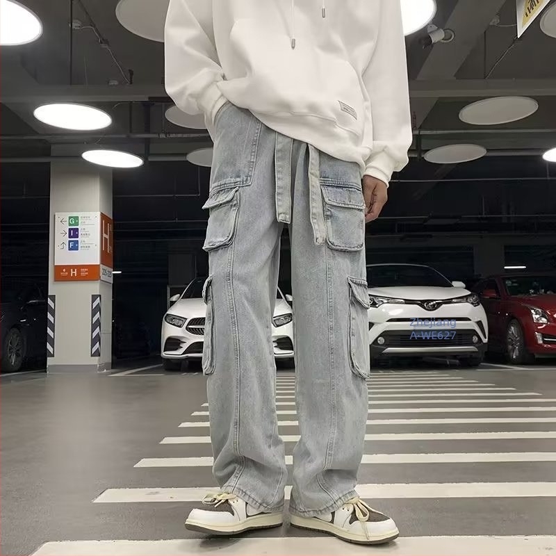 Denim nadrág Hong Kong-stílusban, több zsebbel, egyenes szabású, kőmosás és homokos mosás.