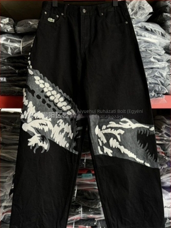 Krokodil mintás egyenes szárú farmer, középső derékmagasság, 95% pamut, tavasz-ősz