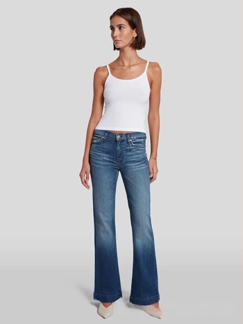 Denim farmernadrág rugalmas anyaggal, középmagas derekú, enyhén bővülő sziluettel