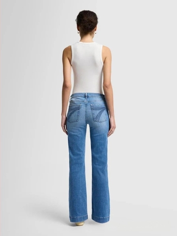 Denim farmernadrág rugalmas anyaggal, középmagas derekú, enyhén bővülő sziluettel
