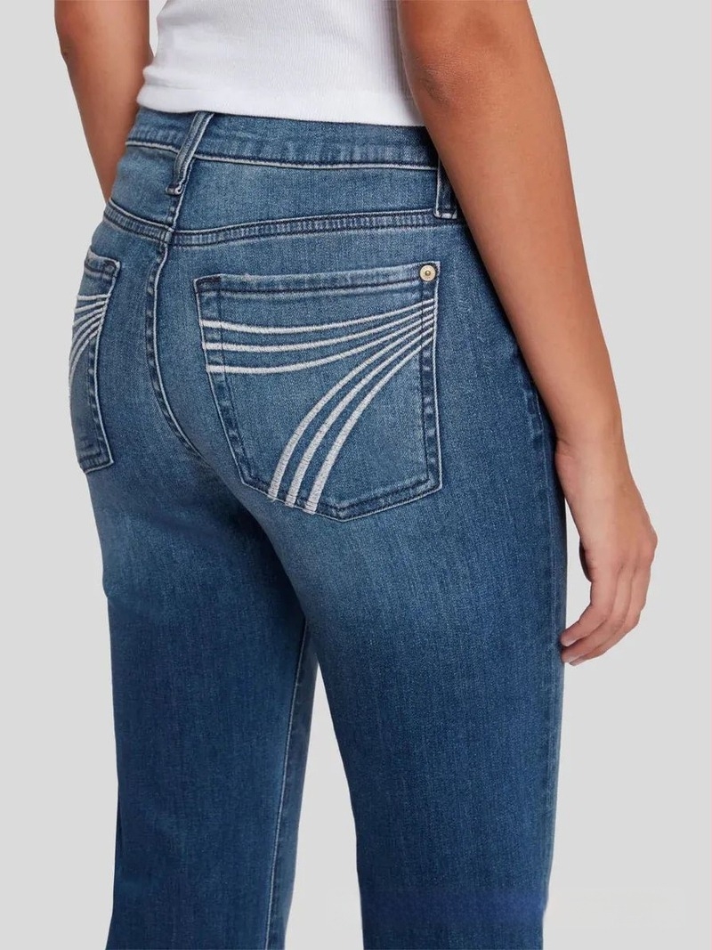 Denim farmernadrág rugalmas anyaggal, középmagas derekú, enyhén bővülő sziluettel
