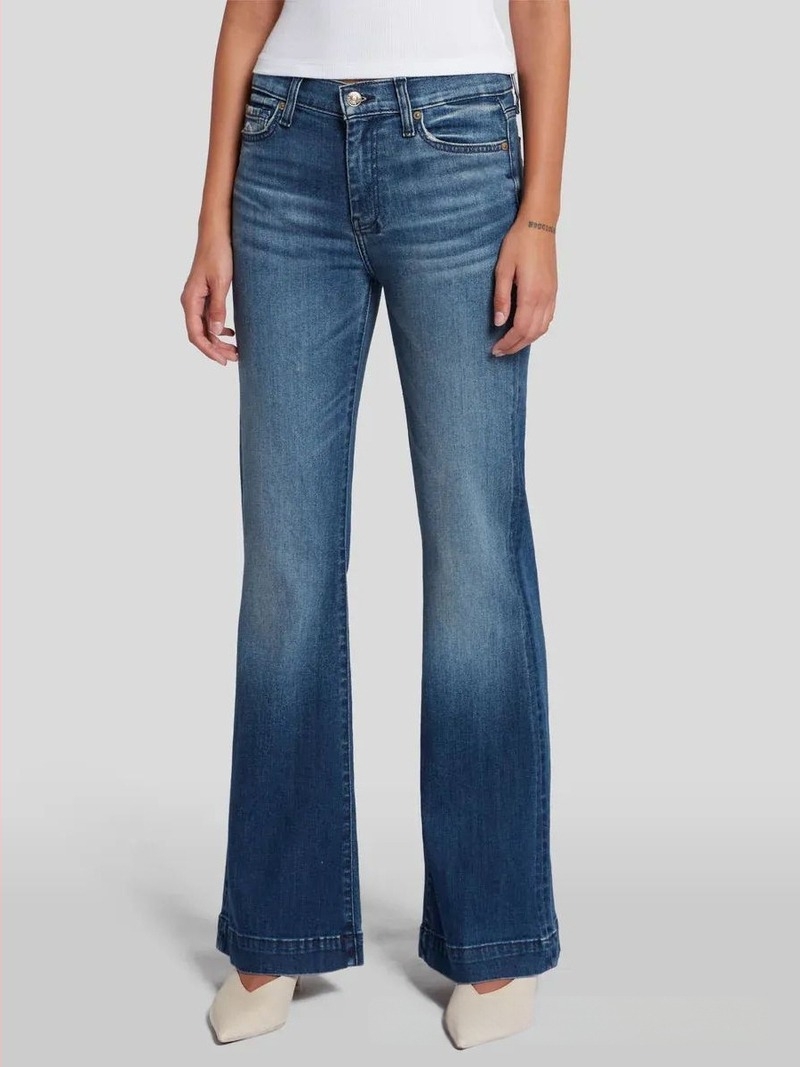 Denim farmernadrág rugalmas anyaggal, középmagas derekú, enyhén bővülő sziluettel