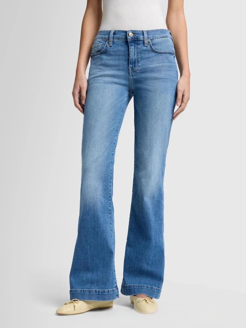 Denim farmernadrág rugalmas anyaggal, középmagas derekú, enyhén bővülő sziluettel
