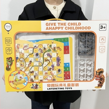 Gyerekeknek szóló többjátékos asztali készlet: Flying chess, Gobang, Checkers és Animal chess; műanyagból, 7–14 éveseknek.