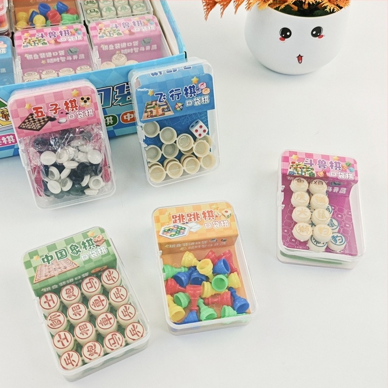 Családi oktatási több játékos zseb-táblás készlet: mini zseb sakk, repülő sakk, backgammon, sakk és dáma, állatos sakk és mások; műanyagból; 7–14 és 15–35 éveseknek