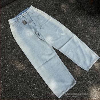 Laza szabású farmernadrág mosott denimből, középmagas derékkal, gombos zárás, egyenes szárú, 90% pamut