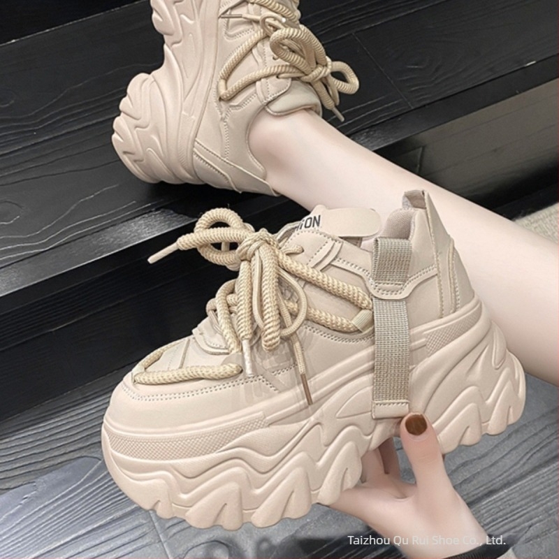 Női Dad Shoes stílusú edzőcipő, fűzővel záródó, felső része mesterséges plüss, belső talp gyapjúból, talp poliuretánból