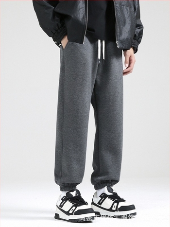 Férfi téli pamutnadrág fleece-béléssel, laza szabás, középső derék, derékban húzózsinórral, bokán végződő mandzsetták, zseb részletekkel