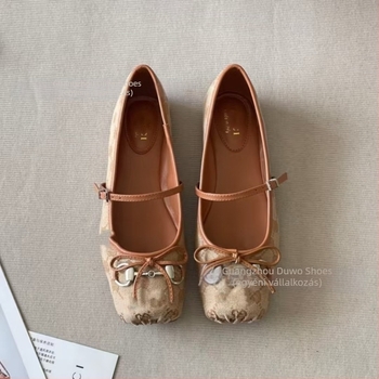 Vászon felsőrészű balerina cipők, kerek orrú, elöl zsinórral (fűző), gumitalp, alacsony sarok 1–3 cm