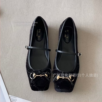 Vászon felsőrészű balerina cipők, kerek orrú, elöl zsinórral (fűző), gumitalp, alacsony sarok 1–3 cm