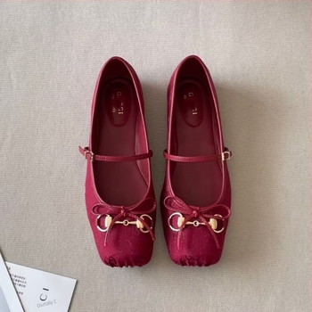 Vászon felsőrészű balerina cipők, kerek orrú, elöl zsinórral (fűző), gumitalp, alacsony sarok 1–3 cm