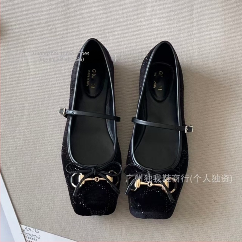 Vászon felsőrészű balerina cipők, kerek orrú, elöl zsinórral (fűző), gumitalp, alacsony sarok 1–3 cm