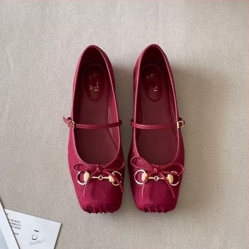 Vászon felsőrészű balerina cipők, kerek orrú, elöl zsinórral (fűző), gumitalp, alacsony sarok 1–3 cm