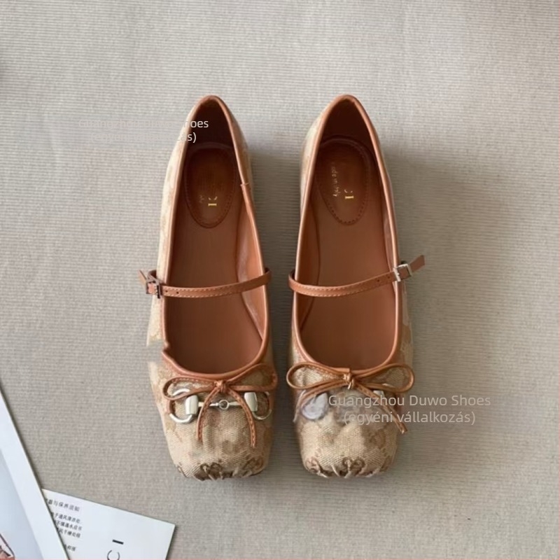 Vászon felsőrészű balerina cipők, kerek orrú, elöl zsinórral (fűző), gumitalp, alacsony sarok 1–3 cm