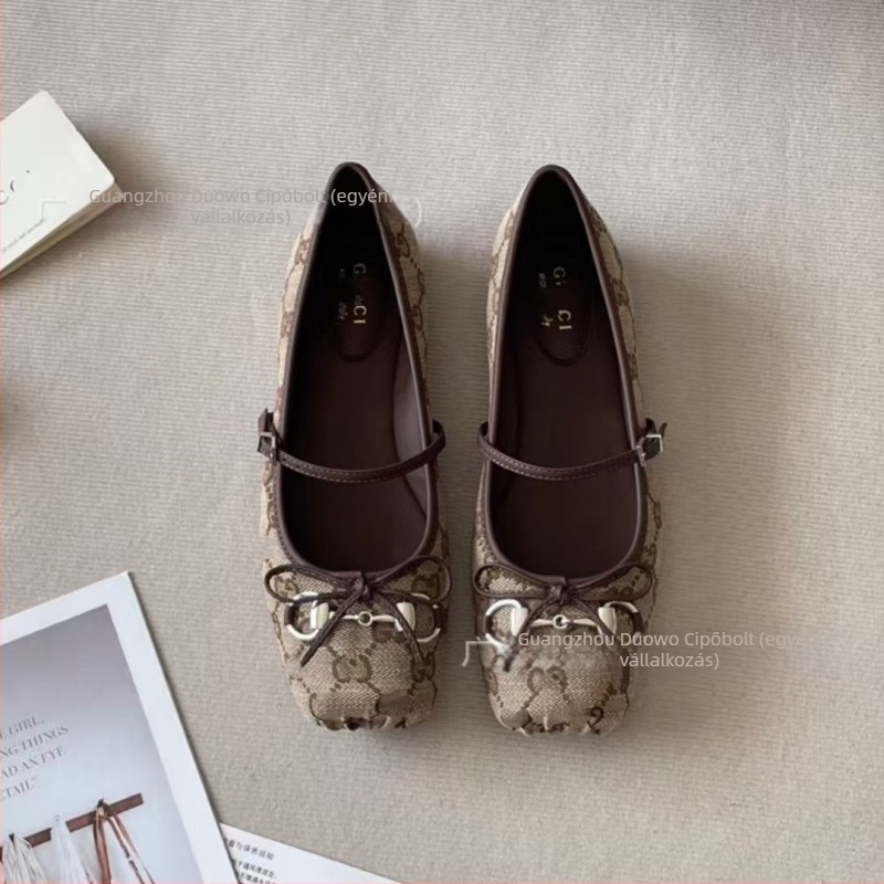 Vászon felsőrészű balerina cipők, kerek orrú, elöl zsinórral (fűző), gumitalp, alacsony sarok 1–3 cm